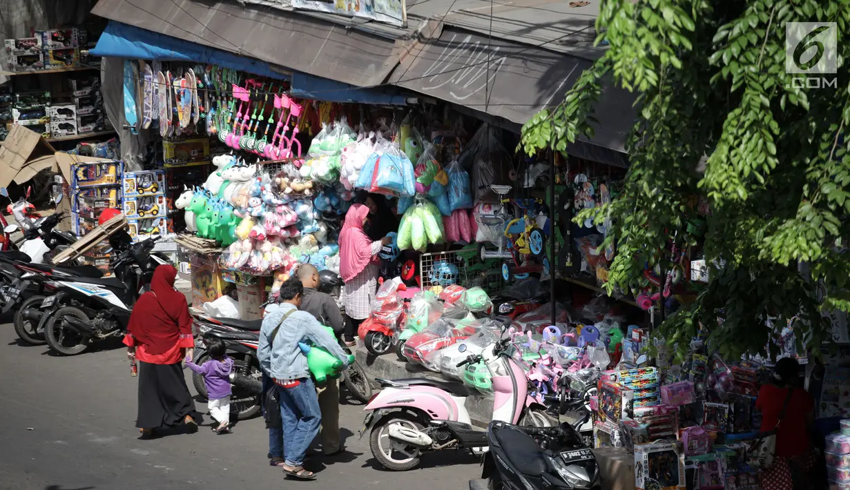 Pembeli memilih mainan anak-anak di salah satu kios yang ada di Pasar Gembrong, Jakarta, Selasa (9/1). Dahulu pasar tersebut dikenal dengan sebutan pasar sederhana yang kelamaan pedagangnya hingga ke badan jalan. (Liputan6.com/Arya Manggala)