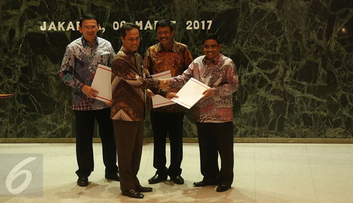 Suasana serah terima jabatan Plt Gubernur DKI di Balaikota, Jakarta, Senin (6/3). Kemendagri kembali menunjuk Sumarsono menjadi Pelaksana Tugas (Plt) Gubernur DKI Jakarta mengantikan Ahok & Djarot. (Liputan6.com/Faizal Fanani)