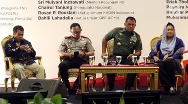 Ketua UKP-PIP Yudi Latif, Kapolri Tito Karnavian, Panglima TNI Gatot Nurmantyo dan Yenny Wahid saat menjadi pembicara dalam diskusi Intoleransi, Ancaman bagi Kebinekaan dan Persatuan Bangsa di Jakarta, Senin (14/8).(Liputan6.com/Johan Tallo)