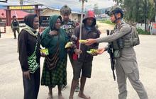 Senyum Anak-anak Sambut Patroli Satgas Damai Cartenz Paniai: Aksi Humanis Jamin Keamanan Warga