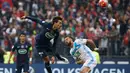Pemain PSG, Benjamin Stambouli (kiri), berebut bola dengan pemain Marseille, Steven Fletcher, pada final Coupe de France di Stade de France, Sabtu (21/5/2016). (AFP/Thomas Samson)