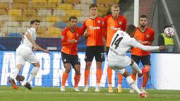 Pemain Borussia Moenchengladbach, Alassane Plea, melepaskan tendangan bebas ke gawang Shakhtar Donetsk pada laga Liga Champions di Stadion Olimpiyskiy, Selasa (3/11/2020). Moenchengladbach menang dengan skor 6-0. (AP/Efrem Lukatsky)