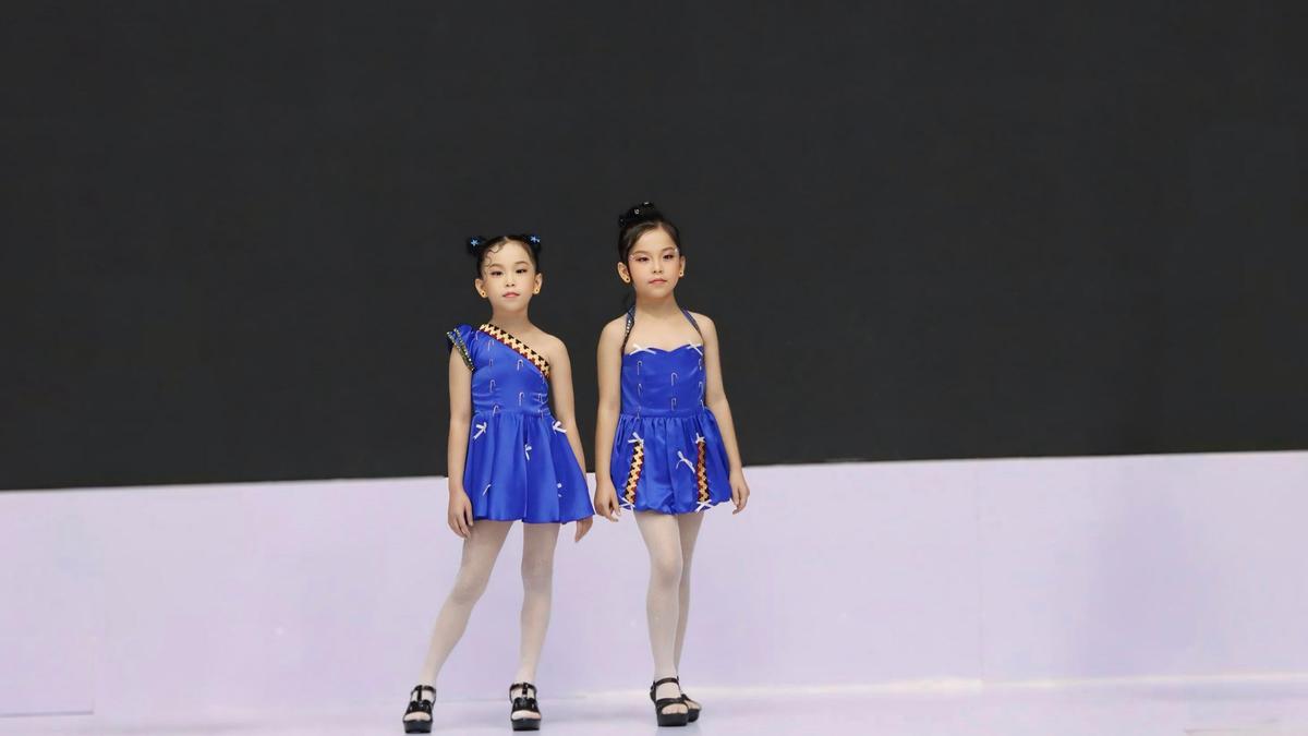 Model Kembar Berusia 8 Tahun Louise dan Lucretia Mencuri Perhatian di Indonesia Fashion Week 2025