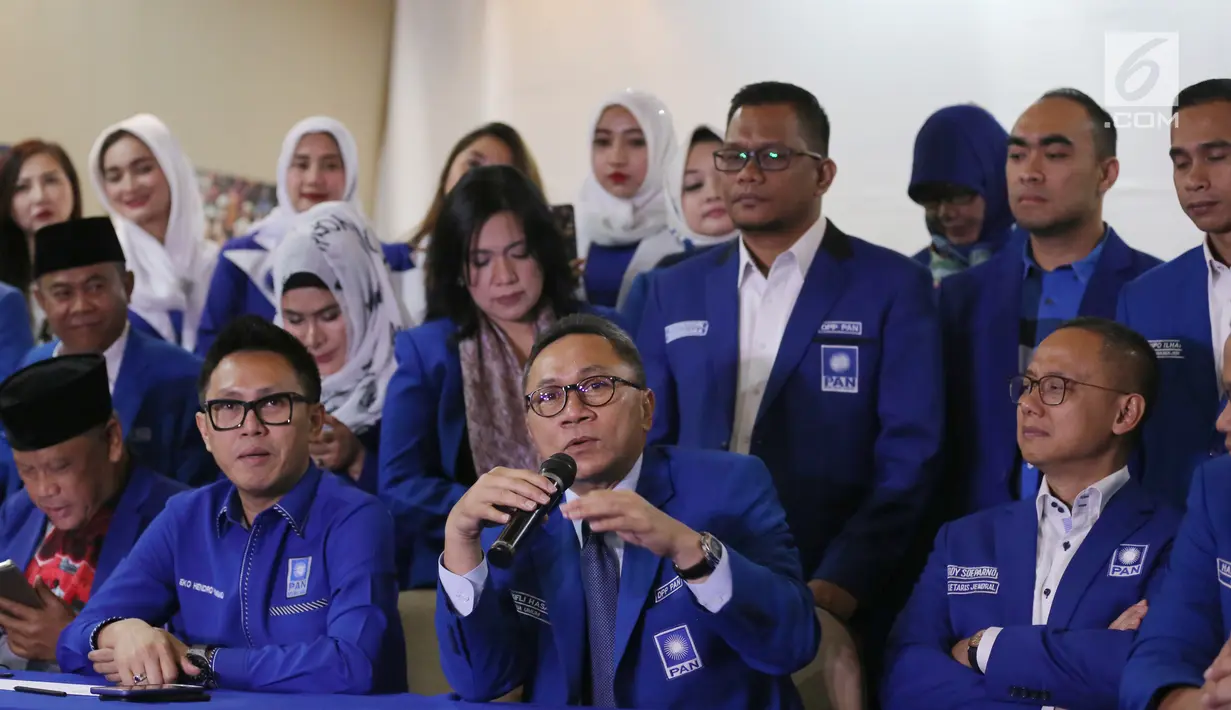 Ketua Umum Partai Amanat Nasional, Zulkifli Hasan saat jumpa pers di Rumah PAN di kawasan Senopati, Jakarta, Kamis (12/4). PAN juga membuka kesempatan terbuka untuk menjadi balon legislatif dengan mendaftar di calegpan2019.or.id. (Liputan6.com)