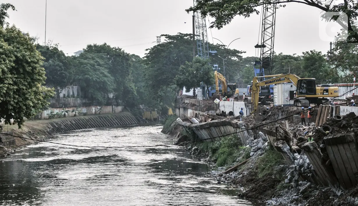 Aktivitas pekerja saat menyelesaikan perbaikan turap yang longsor di Kanal Banjir Barat, Jakarta, Kamis (6/8/2020). Turap longsor yang terjadi satu bulan lalu tersebut mulai diperbaiki dan ditargetkan rampung pada akhir tahun 2020. (merdeka.com/Iqbal S. Nugroho)