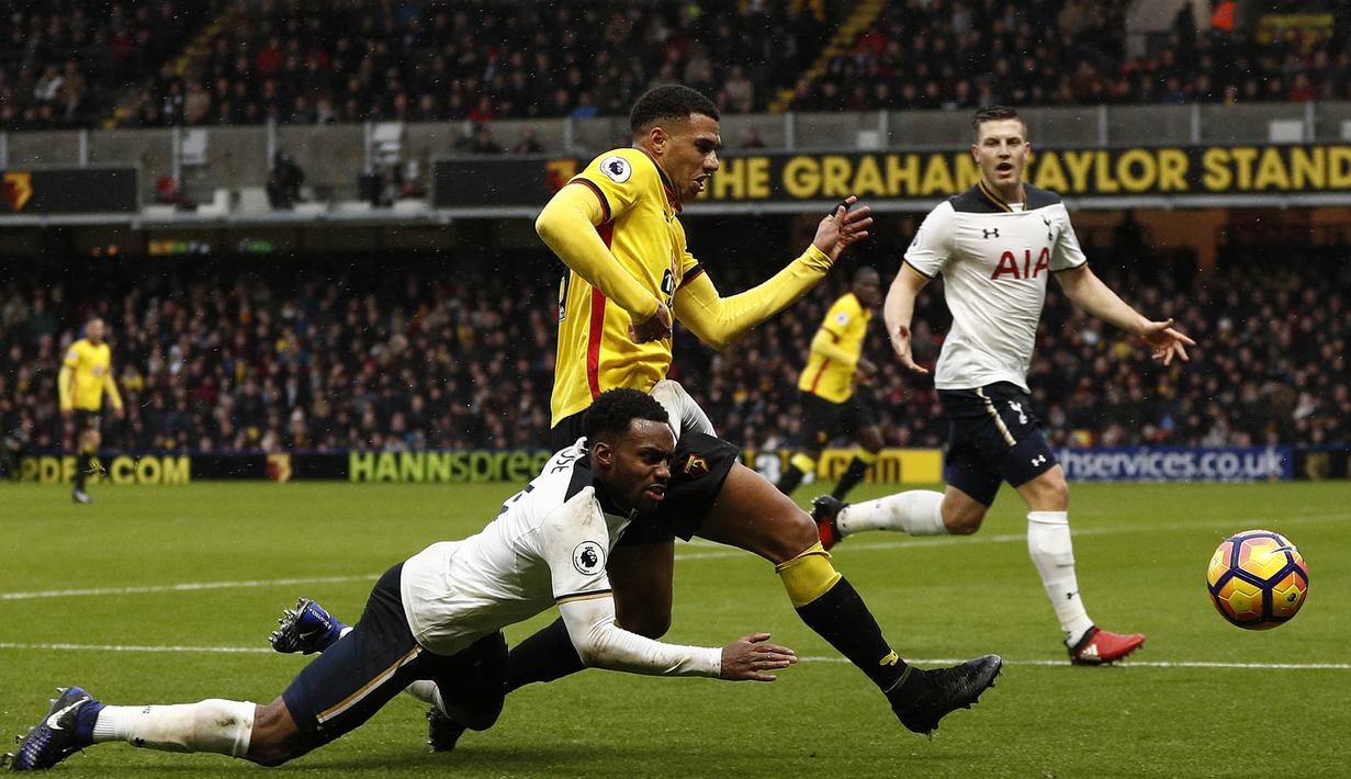 Bek Tottenham, Danny Rose, jatuh berebut bola dengan gelandang Watford, Etienne Capoue, pada laga Liga Inggris di Stadion Vicarage Road, Inggris, Minggu (1/1/2017). (AFP/Adrian Dennis)