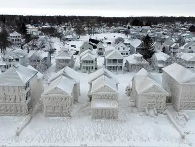 Foto drone memperlihatkan rumah-rumah tertutup salju menyusul badai musim dingin yang melanda sebagian besar Ontario di sepanjang tepi Danau Erie, dekat Fort Erie, Ontario, Kanada, 27 Desember 2022. Badai musim dingin menerjang hampir seluruh penjuru Kanada. (Nick Iwanyshyn/The Canadian Press via AP)
