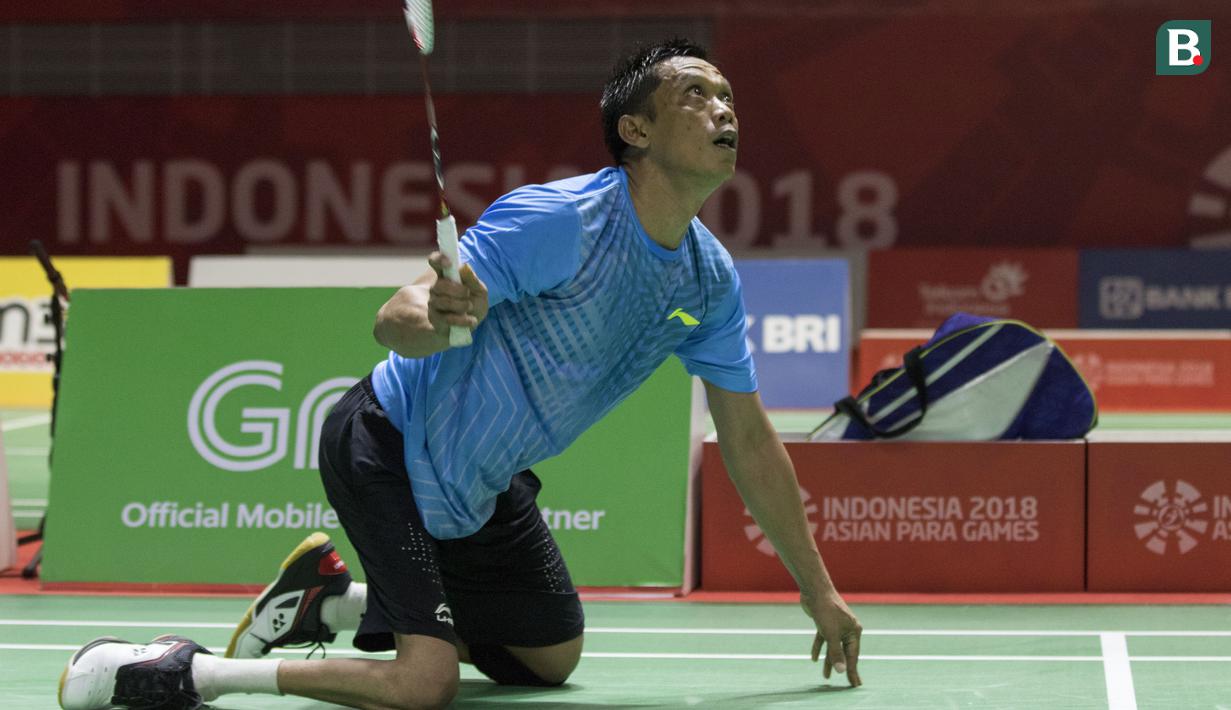Ukun Rukendi pebulutangkis Indonesia meraih medali perak setelah gagal mengalahkan Bhagat Pramod asal India di nomor tunggal putra SL3 pada Asian Para Games 2018 di Istora Senayan, Sabtu (13/10/2018).  (Bola.com/Peksi Cahyo)