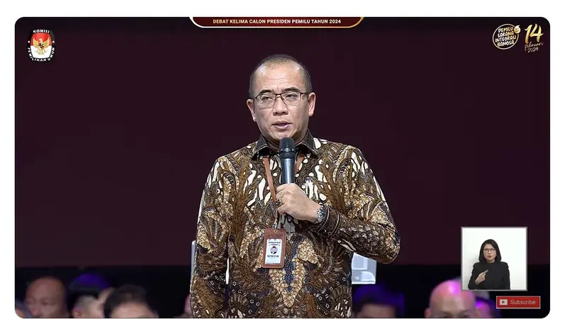 Ketua KPU RI Hasyim Asy'ari memberikan pidato di awal debat terakhir Pilpres 2024 yang digelar di Jakarta Convention Center (JCC), Senayan, Jakarta Pusat, Minggu (4/2/2024).