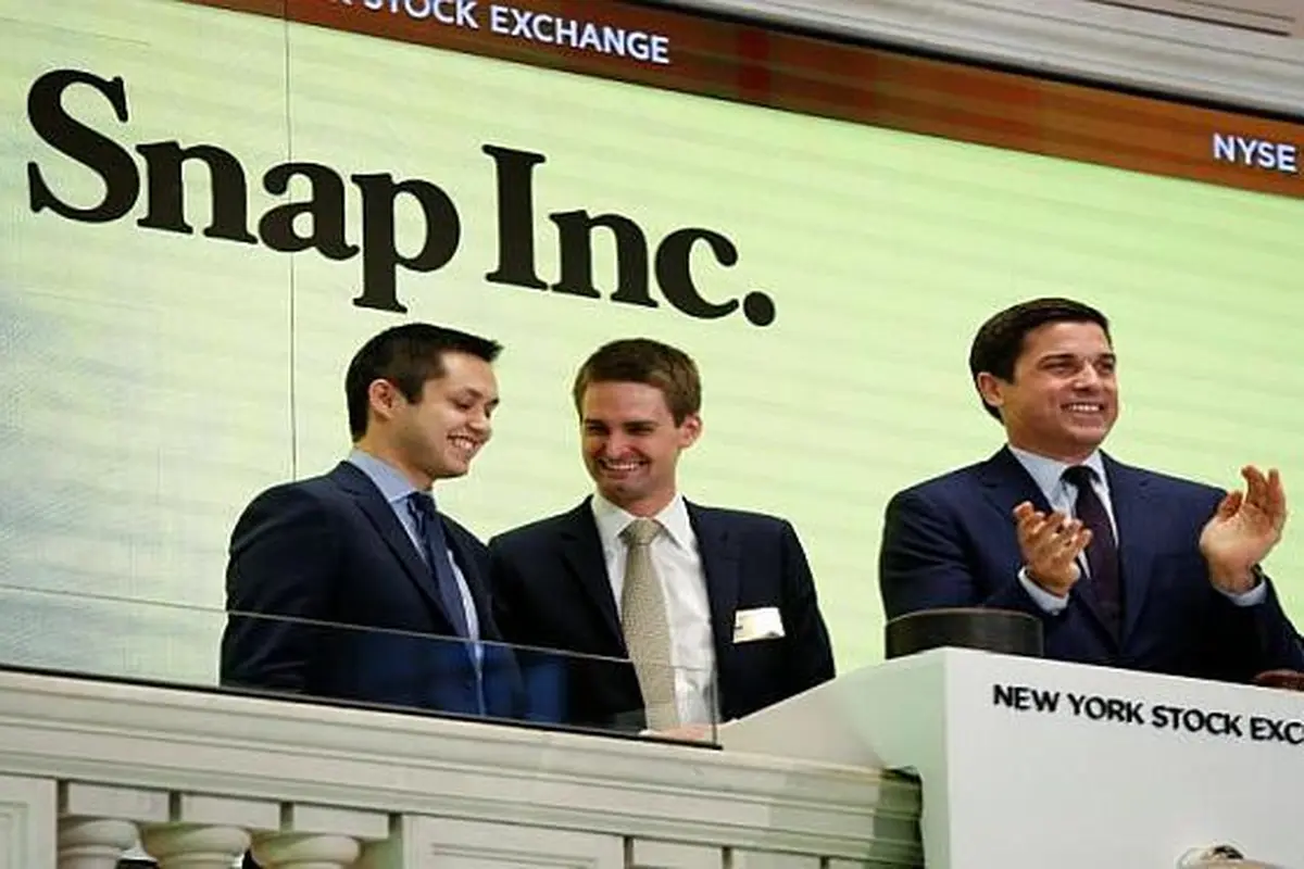 Pendiri Snapchat, Bobby Murphy dan Evan Spiegel, serta Presiden NYSE Group, Thomas Farley