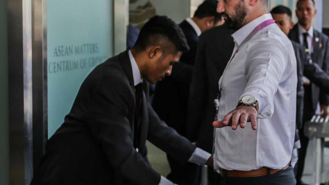 Pengamanan yang dilakukan petugas cukup ketat demi tercipta keamanan dan kenyamanan para tamu negara dalam pembukaan KTT ASEAN ke-43.<br>