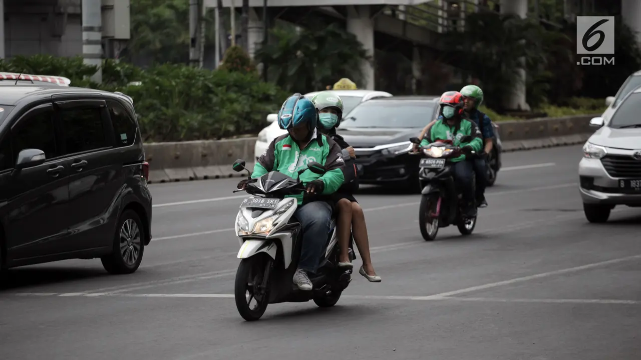 Motor melintas di Jalan MH Thamrin
