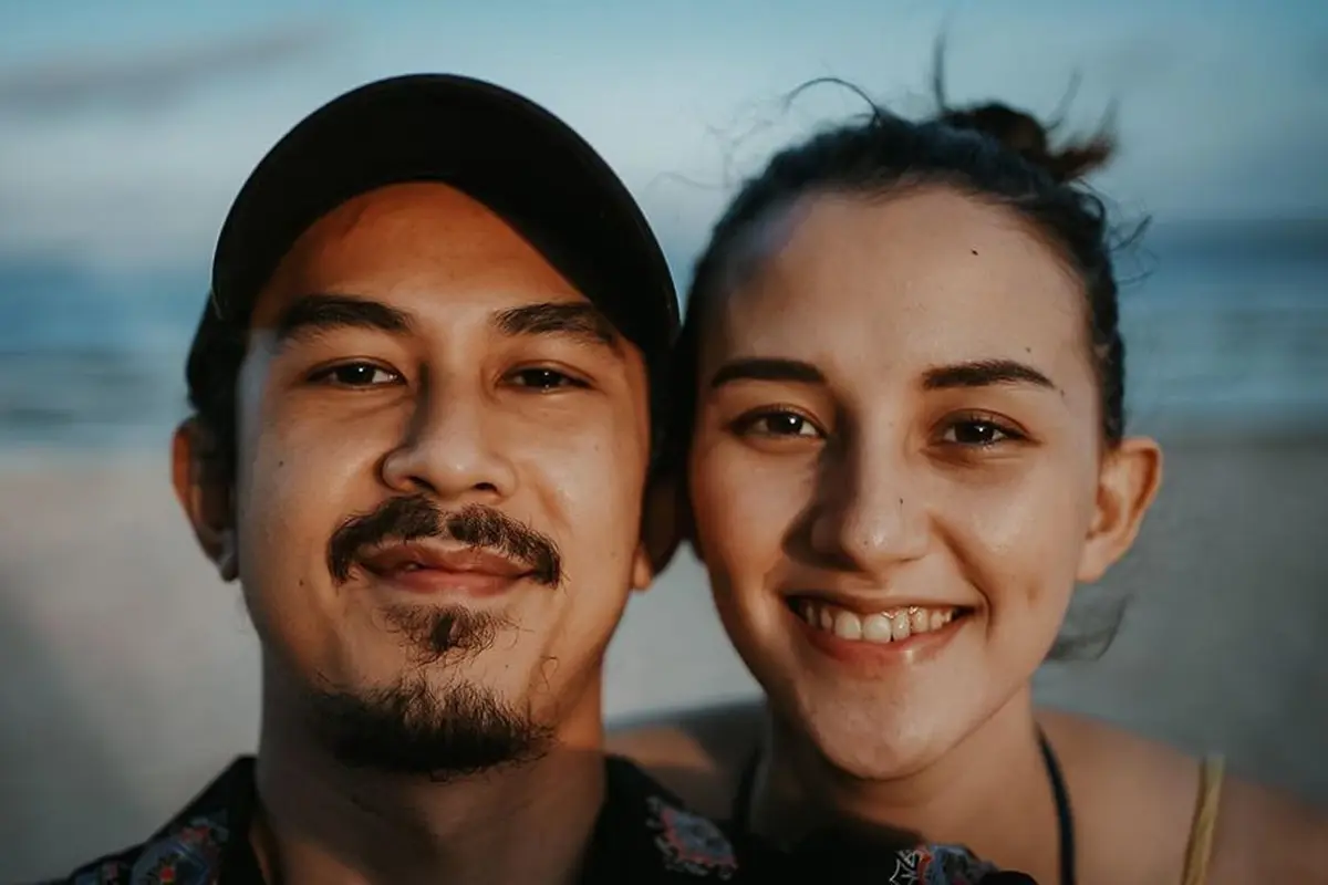Segera Dikaruniai Anak Ketiga, Ini 6 Potret Manis Fandy Christian dan Dahlia Poland