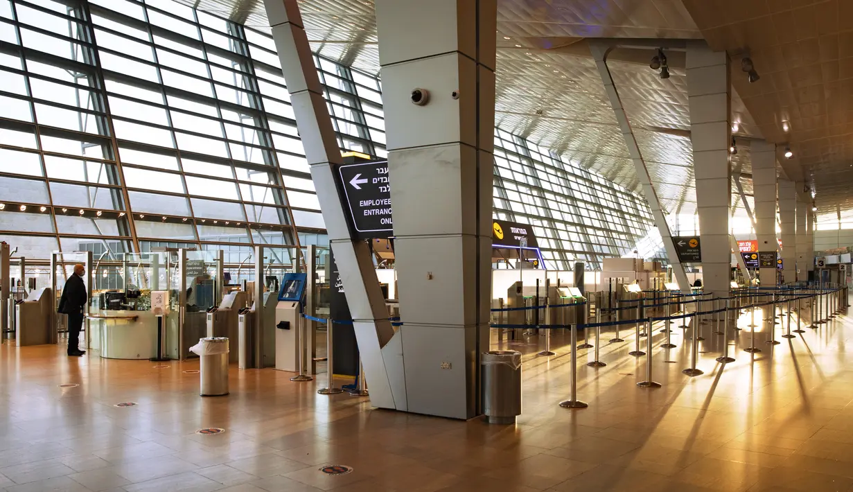 Seorang pria terlihat di Bandara Ben Gurion yang tampak kosong di Lod, Israel, Selasa (26/1/2021). Pemerintah menyetujui penutupan Bandara internasional utama Israel itu pada Senin (25/1) hingga akhir Januari untuk menghentikan penyebaran COVID-19 dan jenis virus Corona baru. (AP Photo/Oded Balilty)