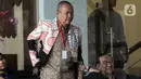 Mantan Wagub Lampung, Bachtiar Basri (berdiri) dan Anggota DPR Fraksi Partai Nasdem, Tamanuri (kanan) akan menjalani pemeriksaan penyidik sebagai saksi untuk tersangka Bupati Lampung Utara nonaktif, Agung Ilmu Mangkunegara di Gedung KPK, Jakarta, Selasa (17/12/2019).  (merdeka.com/Dwi Narwoko)