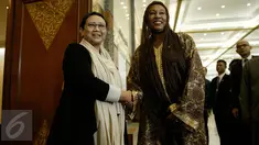 Menteri Luar Negeri RI Retno Marsudi (kiri) menyambut kedatangan Menteri Luar Negeri Gambia, Neneh Macdouall-Gaye untuk melakukan pertemuan bilateral di sela KTT Luar Biasa OKI di Jakarta, Minggu (6/3). (Liputan6.com/Faizal Fanani)