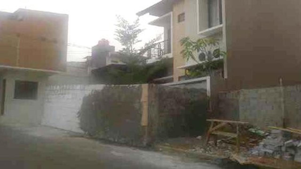 Istri Deni ketakutan tembok depan rumahnya di Bintaro diplester