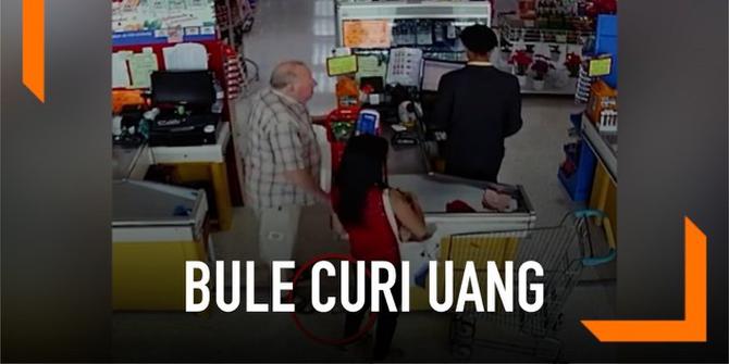 VIDEO: Bule Terekam CCTV Curi Uang di Supermarket