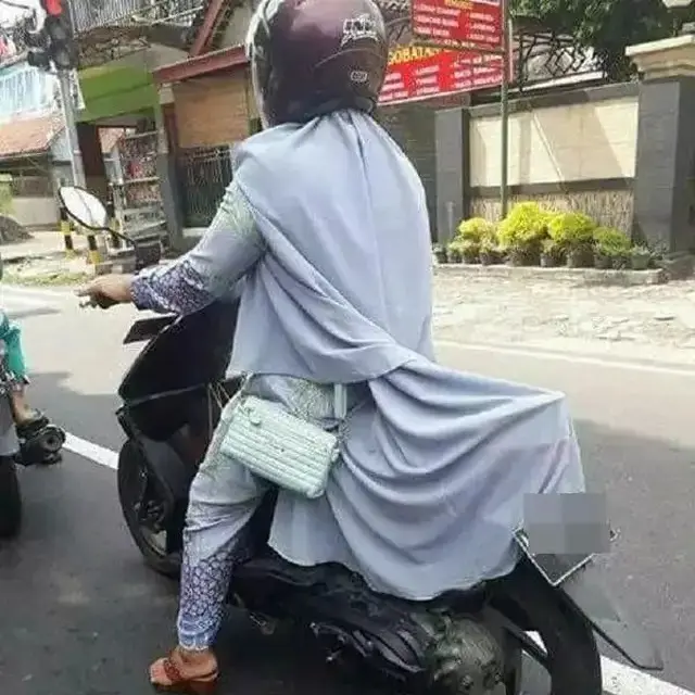 6 Momen Apes Naik Motor Pakai Baju Panjang, Harus Ekstra Hati-Hati