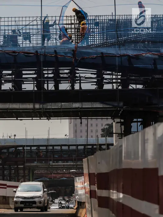 Pekerja menyelesaikan proyek LRT Jabodebek rute Cawang-Dukuh Atas di Cawang, Jakarta, Jumat (8/3). Tantangan di sektor jasa konstruksi pada era Revolusi Industri 4.0, salah satunya adalah SDM yang menguasai sistem IT. (Liputan6.com/Faizal Fanani)