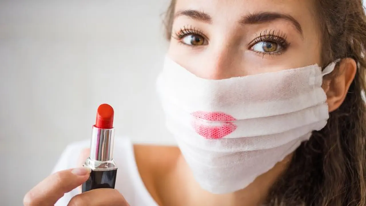 Lipstik di balik masker