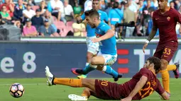 Pemain Napoli, Dries Mertens dihadang pemain AS Roma, Federico Fazio pada lanjutan Serie A Italia di San Paolo Stadium, Naples (15/10/2016). (REUTERS/Stefano Rellandini)