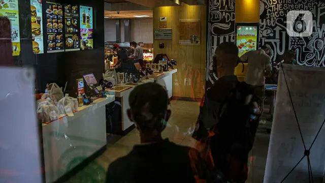 FOTO: BTS Meal Mulai Dijual, Gerai McDonald's Diserbu Ojek Online