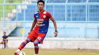Bek sayap Arema, Ahmad Alfarizi, ingin menambah koleksinya dengan koleksi medali Piala Presiden. (Bola.com/Kevin Setiawan)