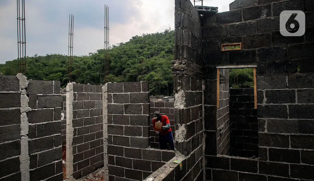 Aktivitas pekerja rumah subsidi di Ciseeng, Kabupaten Bogor, Jawa Barat, Rabu (16/2/2022). PT BTN (Persero) TBK terus berupaya memenuhi kebutuhan hunian layak terutama bagi masyarakat berpenghasilan rendah guna mempercepat sektor perumahan mendukung ekonomi berkelanjutan. (Liputan6.com/Johan Tallo)