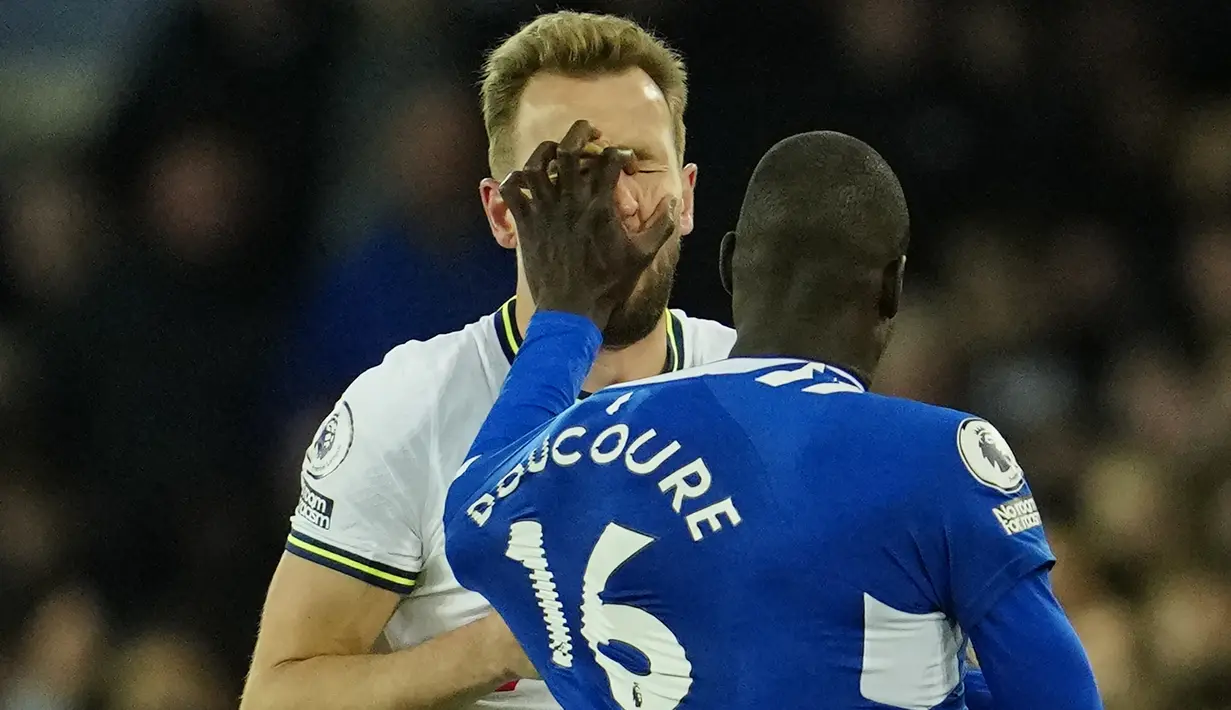 Laga Everton vs Tottenham dalam pertandingan lanjutan Liga Inggris 2022/2023, Selasa (4/4/2023) menghadirkan drama antara Harry Kane dan Abdoulaye Doucoure pada menit ke-58. (AP Photo/Jon Super)