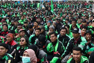Pengemudi ojek online (ojol) menggelar demonstrasi di depan Gedung DPR/MPR, Senayan, Jakarta, Jumat (28/2/2020). Aksi demo ratusan sopir ojek online dipicu karena ada usulan anggota DPR yang ingin ojek online tidak mengangkut penumpang, melainkan hanya mengangkut barang. (Liputan6.com/Johan Tallo)