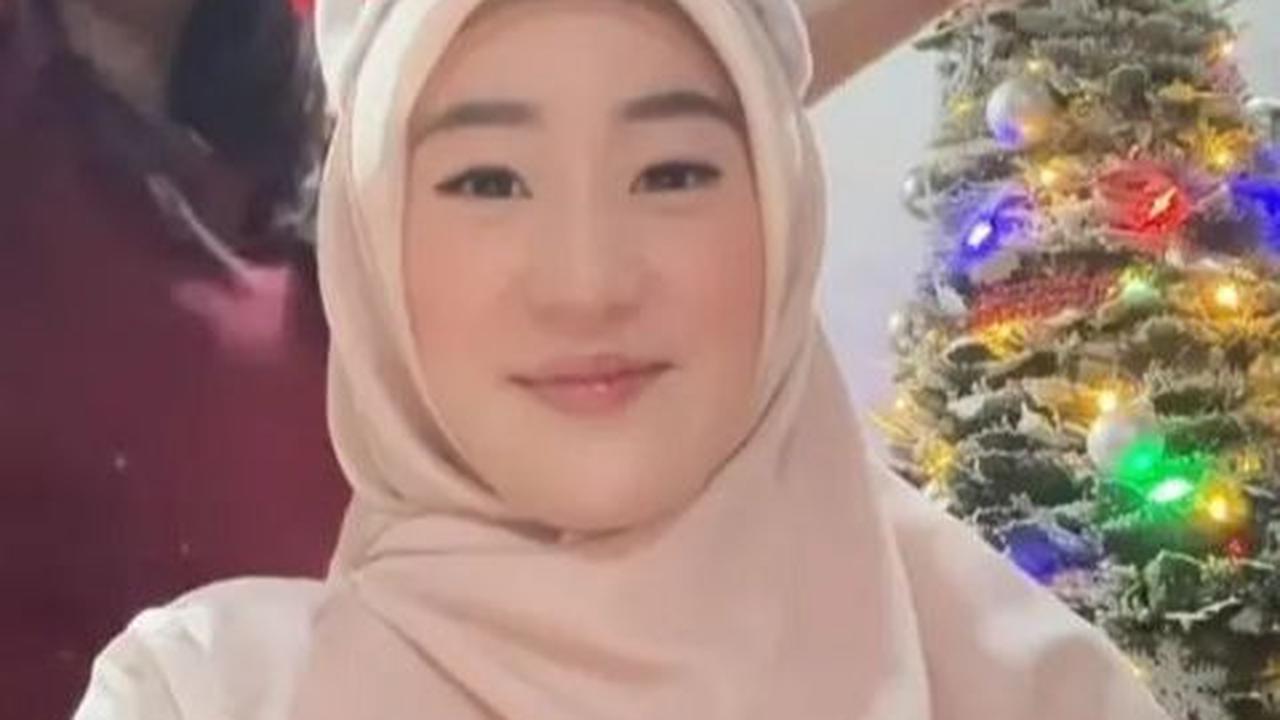 5. Larissa Chou menemani adiknya merayakan Natal dalam momen manis yang terabadikan dalam unggahan, menunjukkan kasih sayang tanpa batas meski berbeda keyakinan.