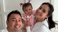 Potret Menggemaskan Baby Lily dengan Raffi Ahmad dan Nagita Slavina, Fotogenik Abis (credit: instagram/raffinagita1717)