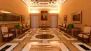 Sebuah ruangan megah yang didominasi warna keemasan dengan lukisan didinding di apartemen kepausan, Roma, Italia (21/10). Melalui pihak Meseum Vatikan, apartemen Kepausan ini dibuka untuk wisatawan umum. (AFP/Alberto Pizzoli)
