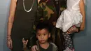 Sheila Marcia dan Melodya Vanessa berpose dengan dua bocah usai mengisi program talk show di kawasan Tendean, Jakarta, Senin (19/9). (Liputan6.com/Herman Zakharia)