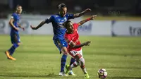 Gelandang Persib, Raphael Maitimo, berebut bola dengan gelandang Persija, Rohit Chan, pada laga Liga 1 di Stadion GBLA Bandung, Jawa Barat, Sabtu (22/7/2017). Kedua klub bermain imbang 1-1. (Bola.com/Vitalis Yogi Trisna)