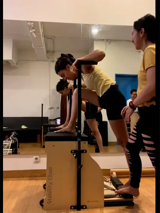 Ia tampak mulai kelelahan mengikuti instruksi pelatihnya. Wanita berusia 30 tahun itu mulai merasakan kesulitan hingga kelelahan. Ia pun sempat berujar kapok hingga merasa tak sanggup meneruskan olahraga pilates. [Instagram/evacelia]