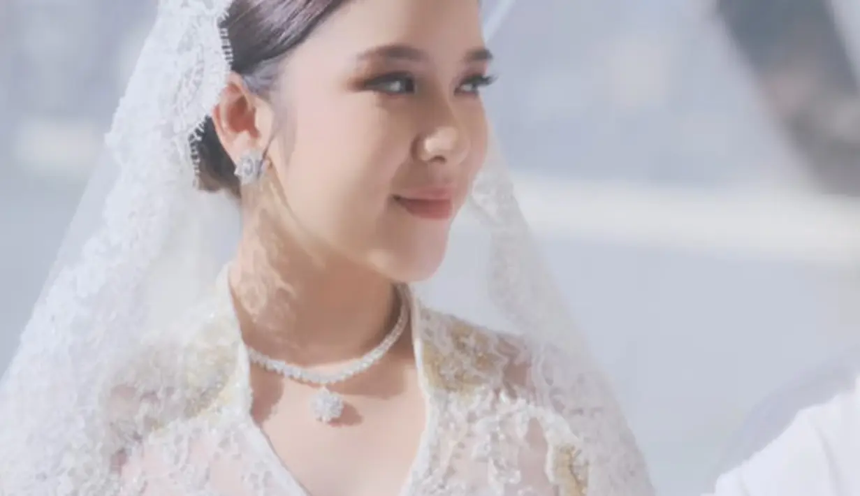Untuk akad nikah ini, makeup Tiara dibuat lebih natural dengan eyeshadow kecoklatan [@tiaraandini]