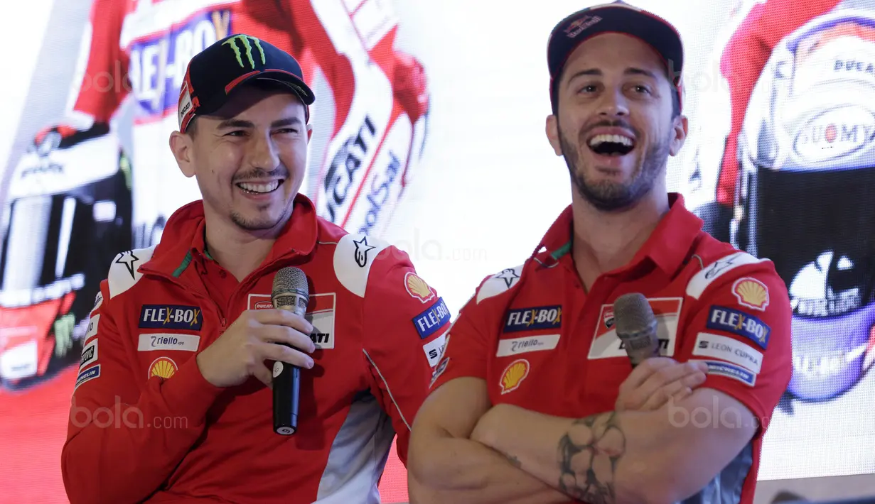 Pebalap Ducati, Andrea Dovizioso dan Jorge Lorenzo (kiri), tertawa saat jumpa pers di Hotel Sheraton, Jakarta, Kamis (1/2/2018). Acara bertajuk "Libas Tantanganmu" ini merupakan rangkaian kampanye dari Shell Advance. (Bola.com/M Iqbal Ichsan)