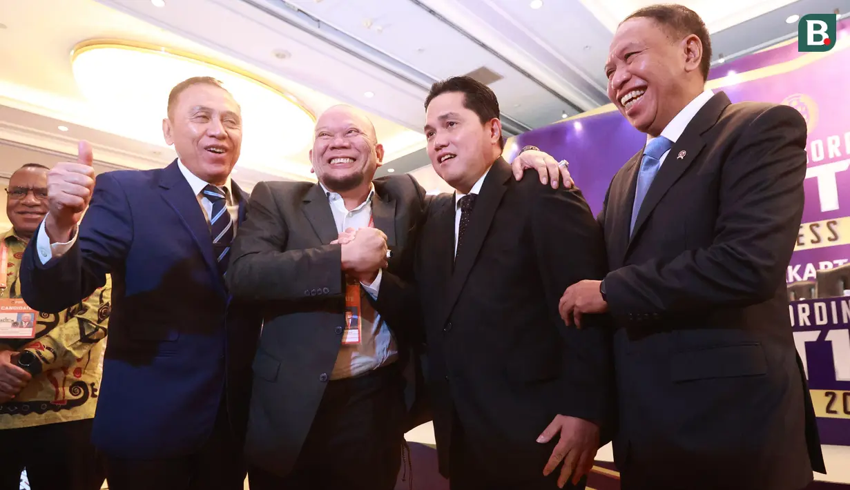 Dua calon ketua PSSI, Erick Thohir dan La Nyalla Mahmud Mattalitti, berjabat tangan saat Kongres Luar Biasa (KLB) PSSI di Hotel Shangri-La, Jakarta Pusat pada Kamis (15/2/2023). (Bola.com/M Iqbal Ichsan)