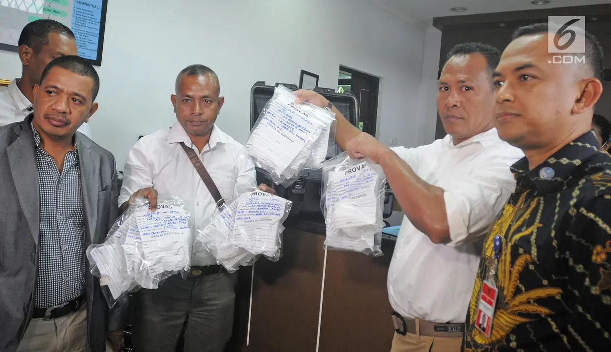 Petugas kepolisian Negara Republik Demokratik Timor Leste (RDTL) menunjukkan sampel prekursor ke Laboratorium Narkotik BNN di Jakarta, Jumat (9/2). Penyerahan sampel prekursor guna mengetahui kandungan dari bahan tersebut. (Liputan6.com/Herman Zakharia)