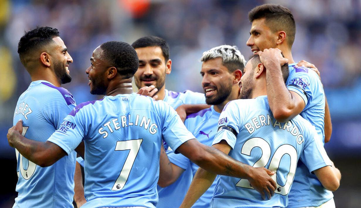 Para pemain Manchester City merayakan gol yang dicetak oleh Bernardo Silva ke gawang Brighton and Hove Albion pada laga Premier Leauge 2019 di Stadion Etihad, Sabtu (31/8). Manchester City menang 4 gol tanpa balas. (AP/Nick Potts)