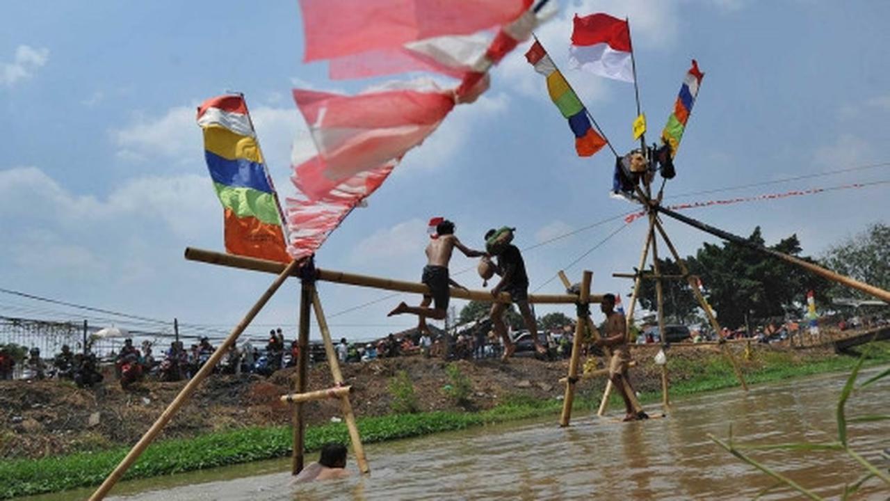 Semarak lomba gebuk bantal di Kalimalang
