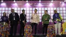 Menpora, Imam Nahrawi (keempat kiri) dan Ketua INASGOC, Erick Thohir (kedua kanan) secara resmi membuka Kejuaraan Junior Senam Artistik Asia ke-15 di Istora Senayan, Jakarta, Rabu (25/4). 20 negera turut serta. (Liputan6.com/Helmi Fithriansyah)