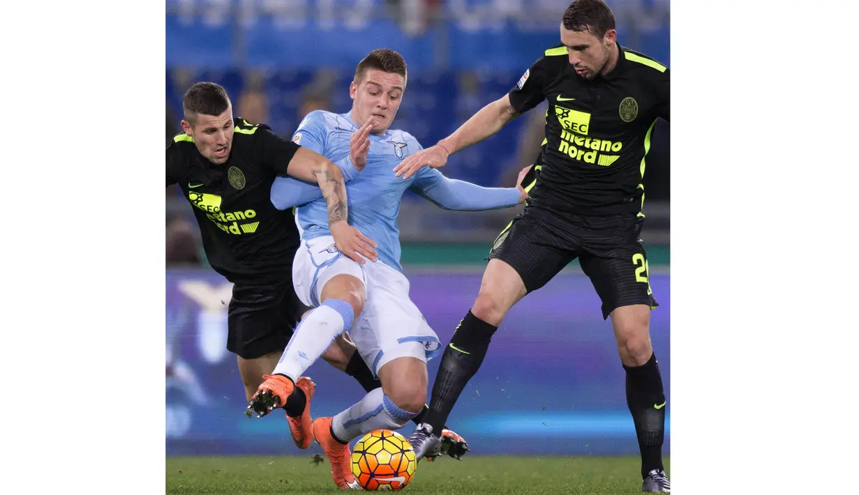 Pemain  Lazio, Sergej Milinkovic-Savic (tengah) mencoba keluar dari tekanan para pemain Hellas Verona pada lanjutan Liga Italia Serie A di Stadion Olimpico, Roma, Italia, Jumat(12/2/2016) dini hari WIB. (EPA/Claudio Peri)