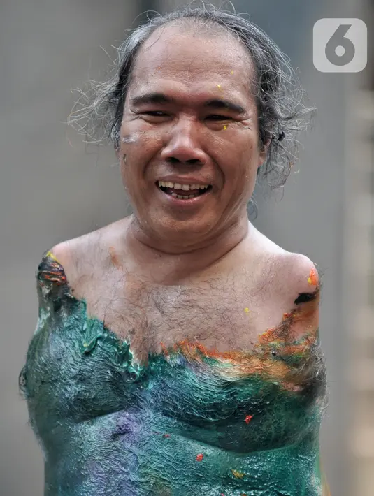 Sadikin Pard (53) membuat karya lukisan dengan kedua kakinya saat Indonesian Art Festival "Pesta Seni Rupa Indonesia" di Museum Nasional, Jakarta, Minggu (10/11/2019). Keterbatasan seniman asal Malang tersebut tidak melemahkan niatnya dalam dunia berkesenian. (merdeka.com/Iqbal S. Nugroho)