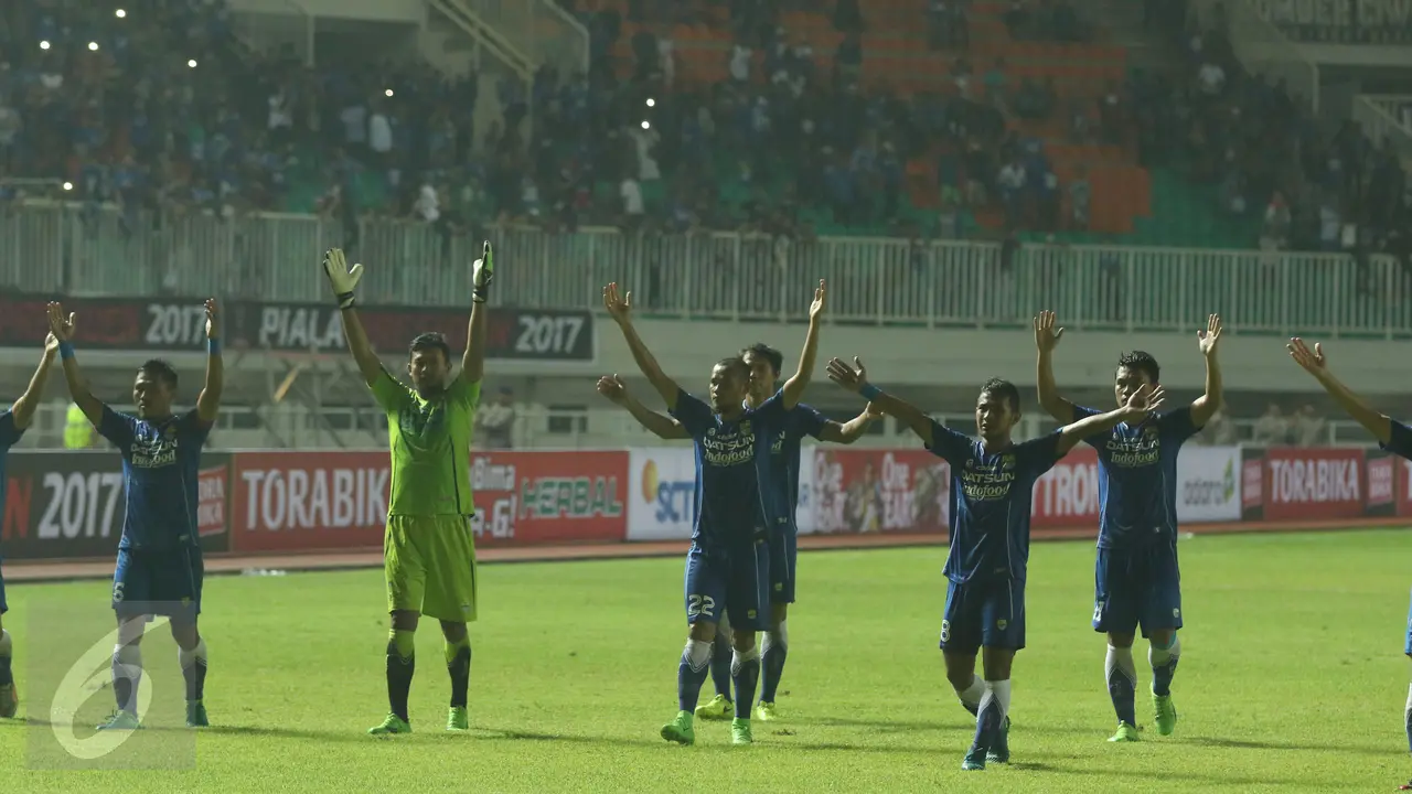 Nyala Suar Warnai Perayaan Kemenangan Persib atas Semen Padang