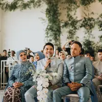 Tak kalah mewah, Geni Faruk kenakan kebaya modern full payet dengan aksen collar cape di bahu. [@morden.co]