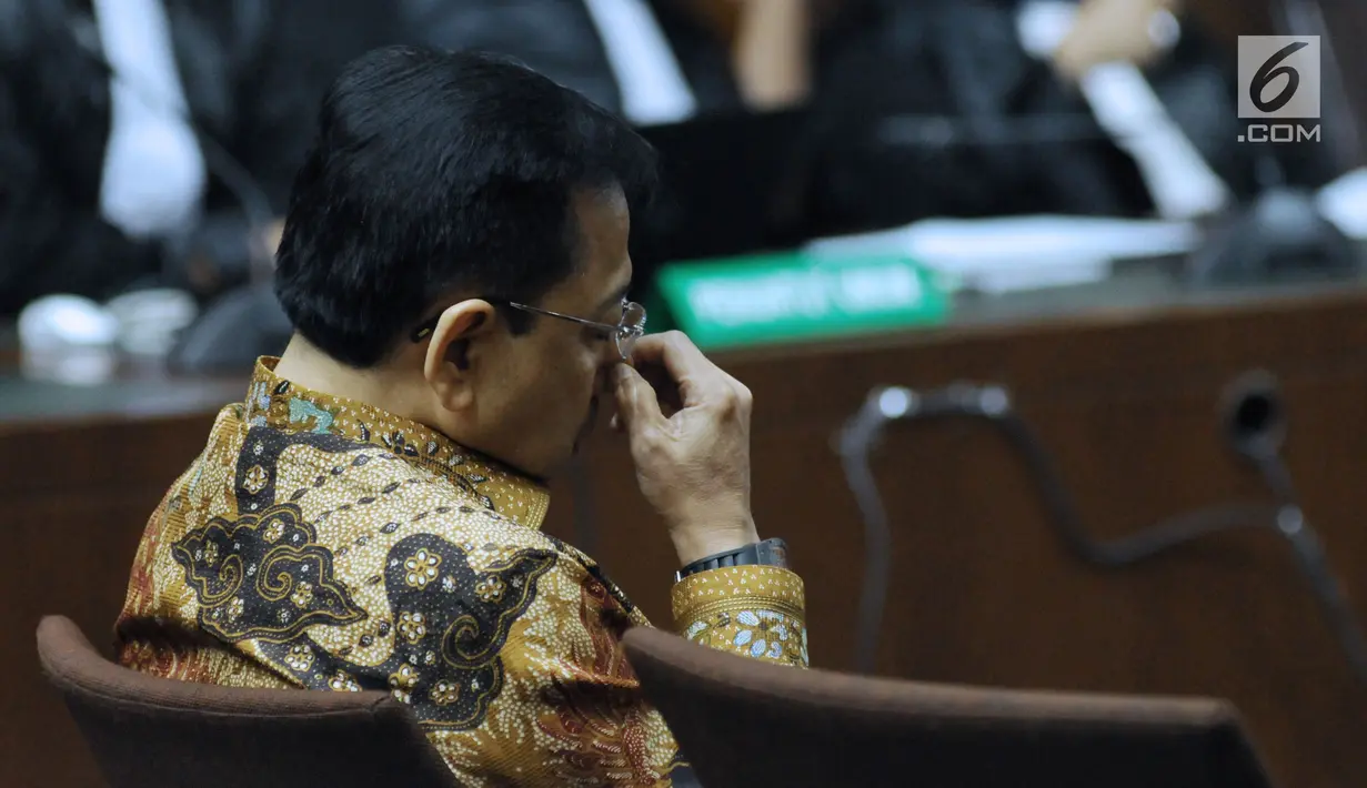 Terdakwa korupsi proyek e-KTP, Setya Novanto mengusap wajah saat sidang pembacaan putusan di Pengadilan Tipikor, Jakarta, Selasa (24/4). Setya Novanto divonis hukuman pidana 15 tahun penjara dan denda Rp 500 juta. (Liputan6.com/Helmi Fithriansyah)