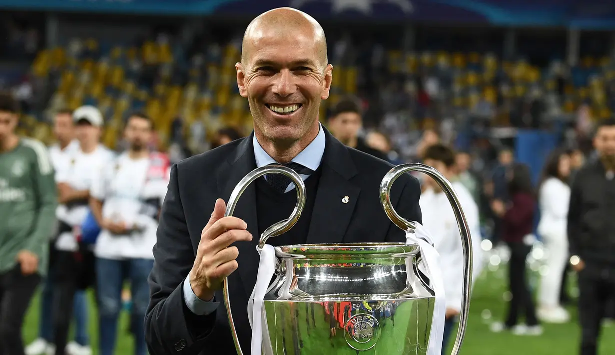 Rekam jejak Zinedine Zidane saat dua periode membesut Real Madrid tentu menjadi pertimbangan utama manajemen Bayern Munchen menjadikannya calon pengganti Thomas Tuchel. Koleksi 2 trofi La Liga, 3 gelar juara Liga Champions dan 2 trofi Piala Dunia Klub menjadi bukti kejeniusannya bersama Real Madrid. (AFP/Franck Fife)